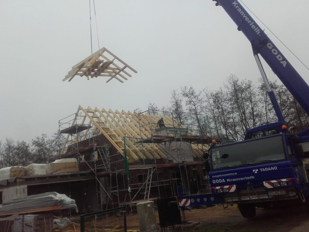 Zimmererarbeiten an einer Dachkonstruktion